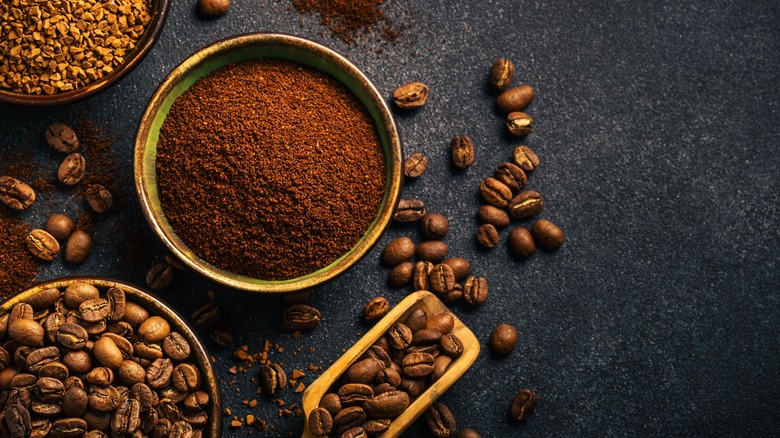 https://www.thedailymeal.com/img/gallery/heres-how-to-grind-coffee-beans-if-you-dont-have-a-grinder/intro-1703000052.jpg