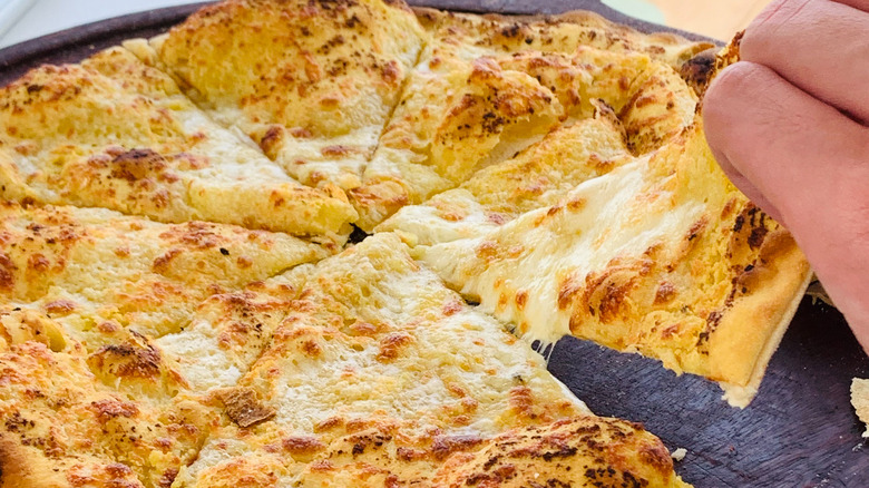 Cheesy pizza-style garlic bread