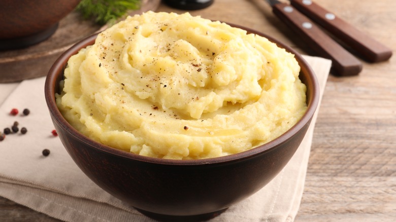 A bowl of mashed potatoes