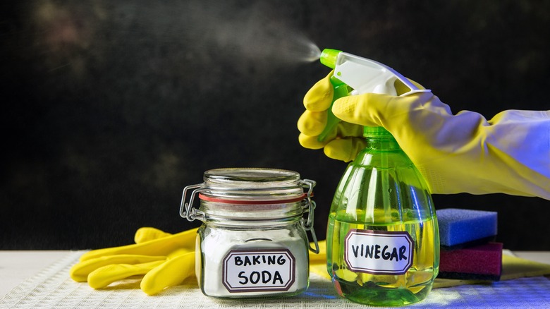 baking soda and vinegar cleaning solutions