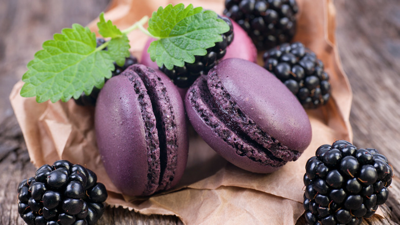 Blackberry macarons with blackberries