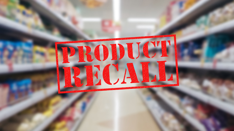 grocery aisle with product recall label