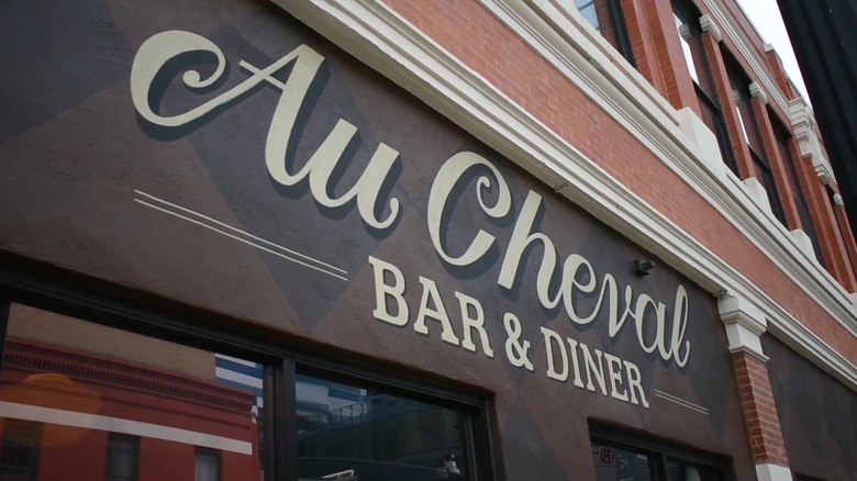 Au Cheval sign