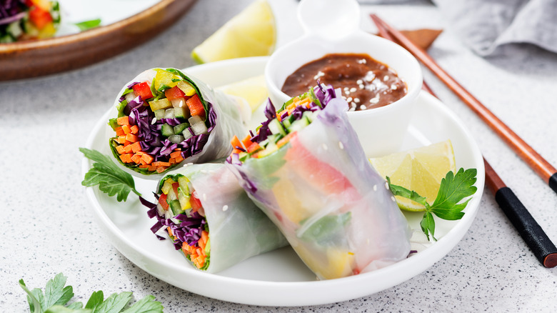 Salad/summer rolls with peanut sauce