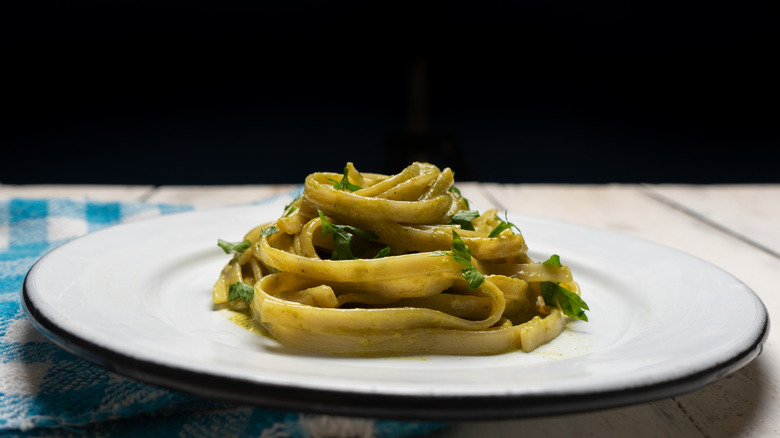 espagueti verde on a white plate