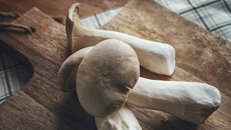 King trumpet mushrooms on a chopping board