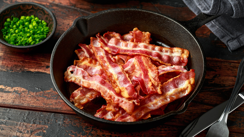 skillet of cooked bacon slices 