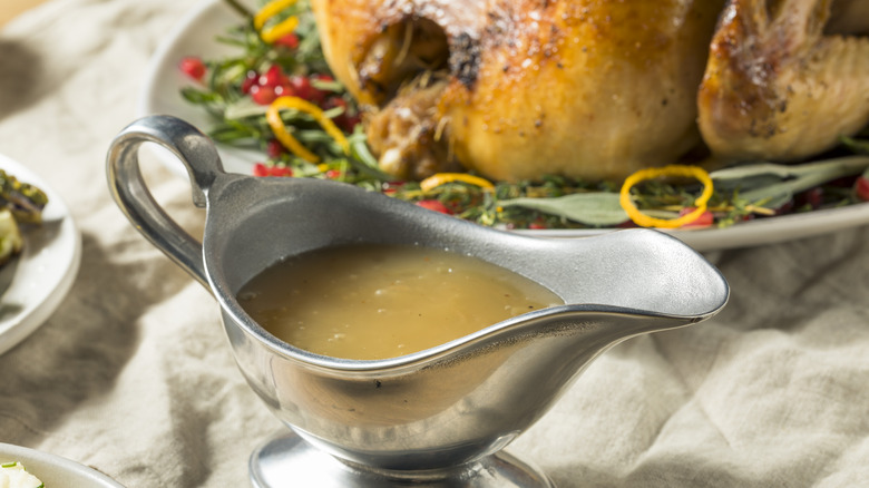 turkey gravy in gravy boat 