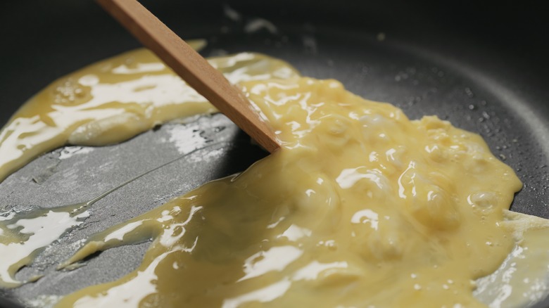 Cooking scrambled eggs