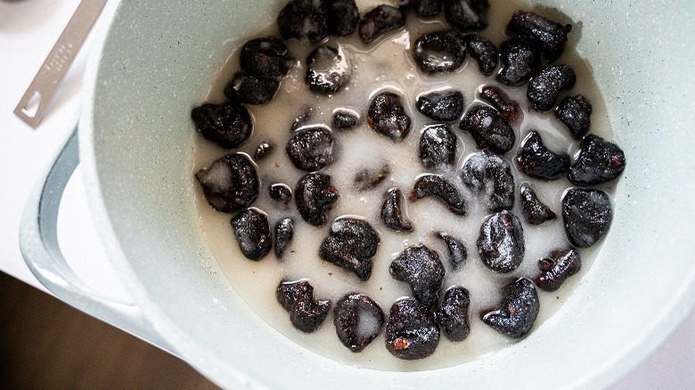 figs in boiling pot