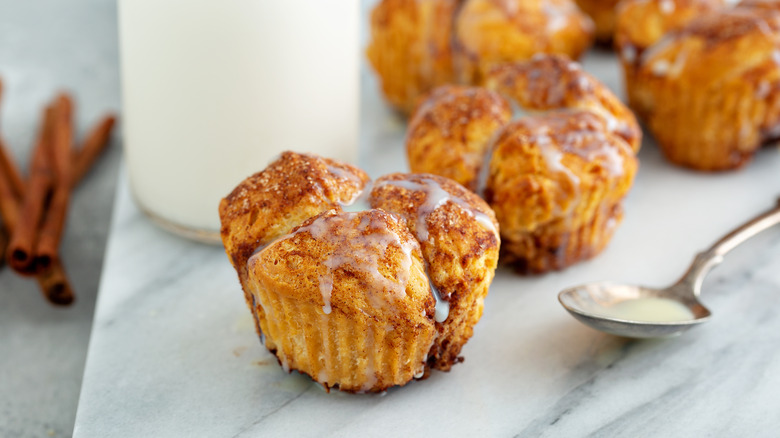 Monkey bread muffins with glaze