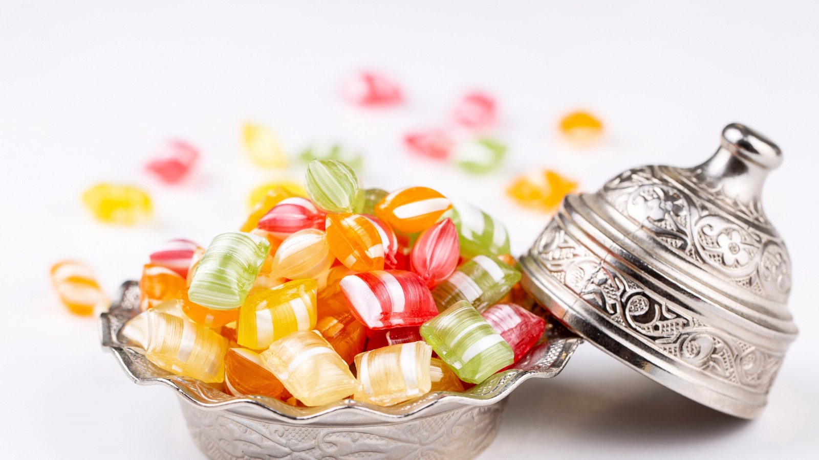 https://www.thedailymeal.com/img/gallery/how-important-is-a-candy-thermometer-when-making-your-own-sweets/l-intro-1693586235.jpg