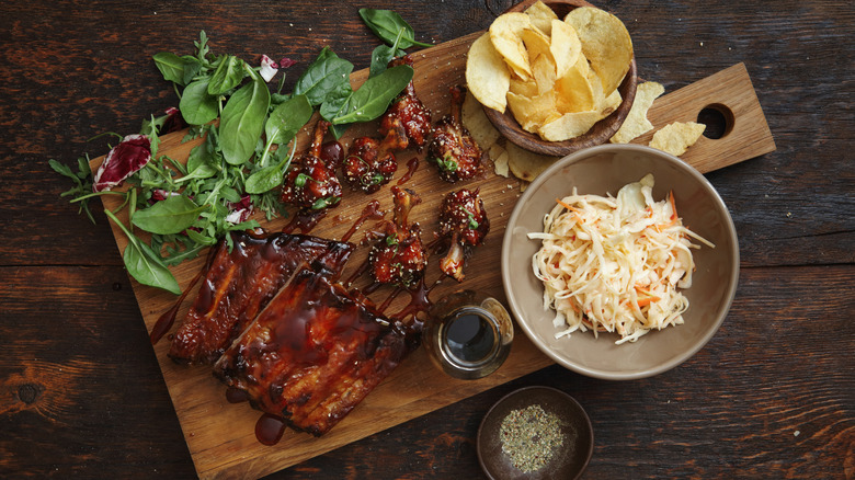 Pork ribs with coleslaw 