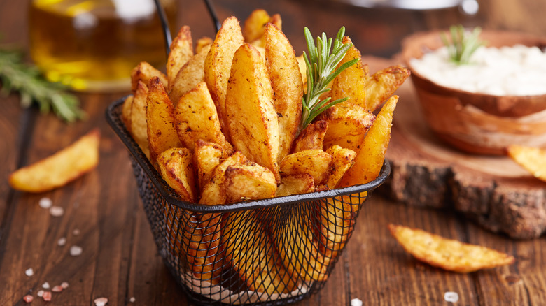 Potato wedge basket with rosemary