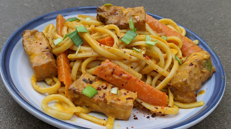 Noodles with carrots and tofu