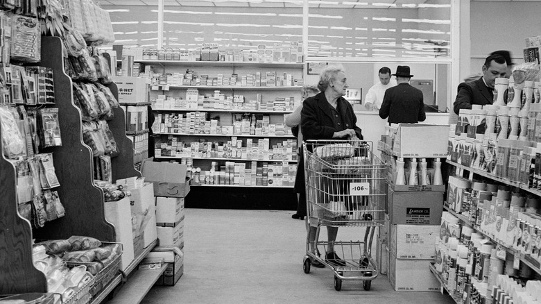 woman grocery shopping in 1960s