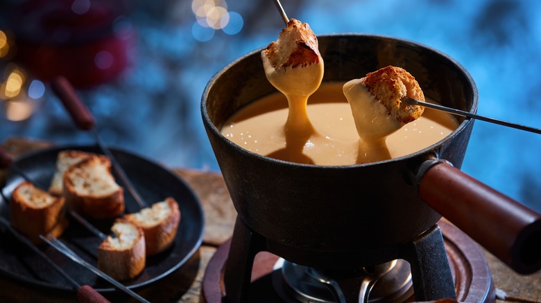 Fondue pot