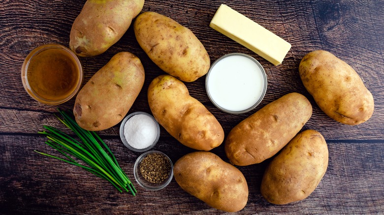 Pile of russet potatoes 