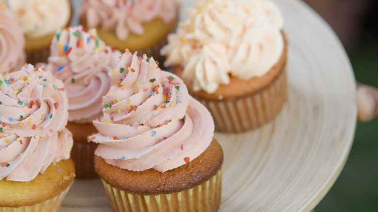 Cupcakes on a plate 