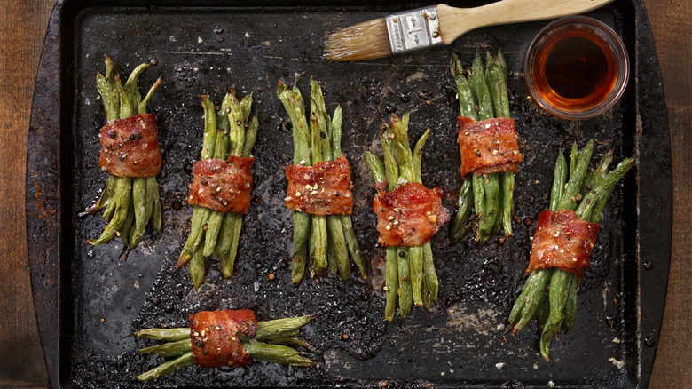 Roasting pan with cooked items