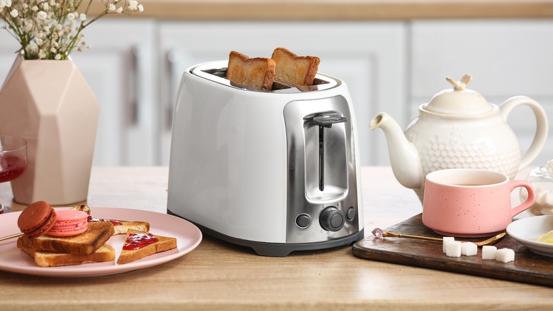 Clean toaster with toast and tea