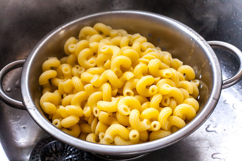 Mistake: Leaving the pasta in the colander