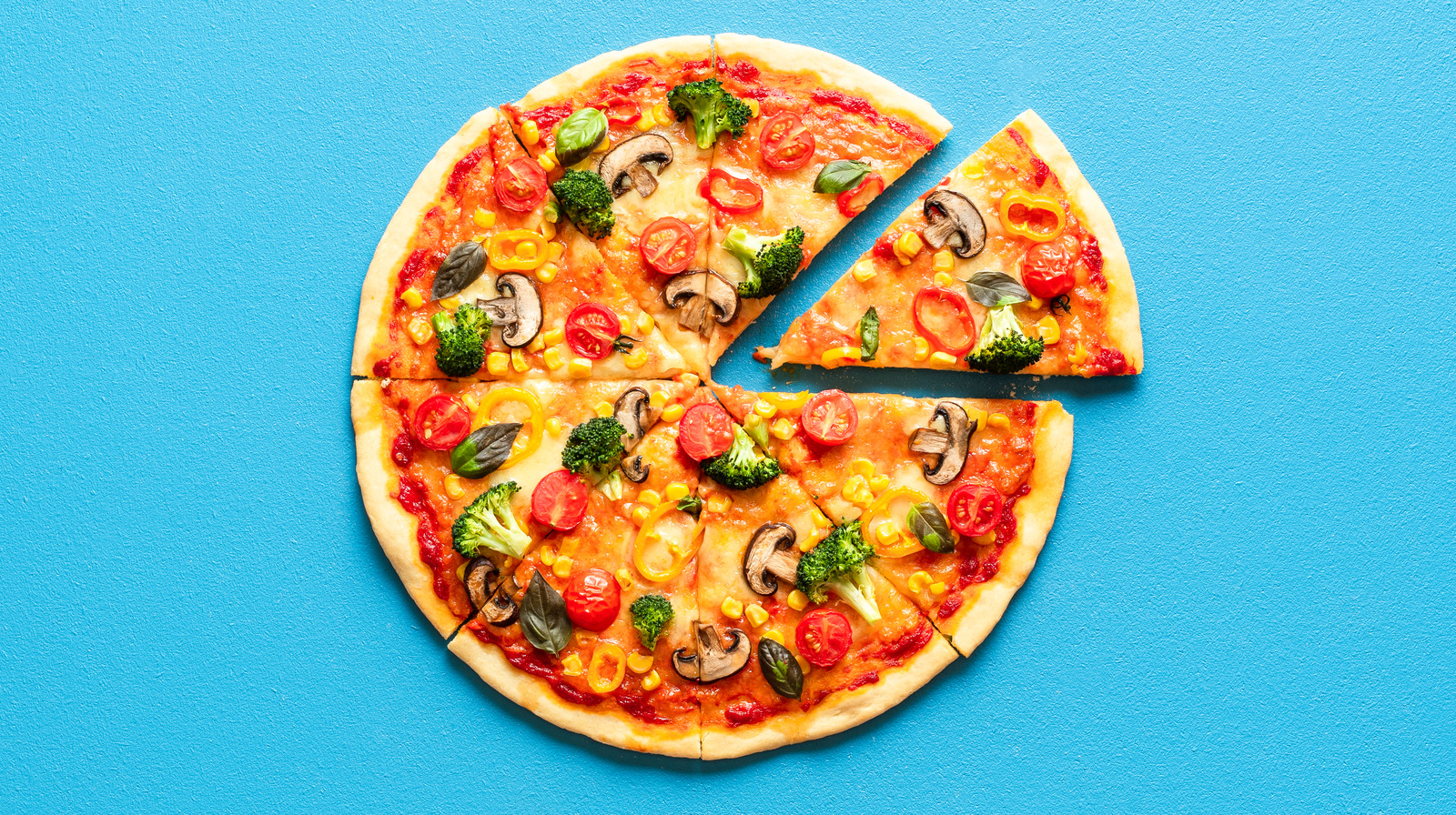 https://www.thedailymeal.com/img/gallery/how-to-cut-veggie-loaded-pizza-to-keep-the-toppings-in-check/l-intro-1681140636.jpg