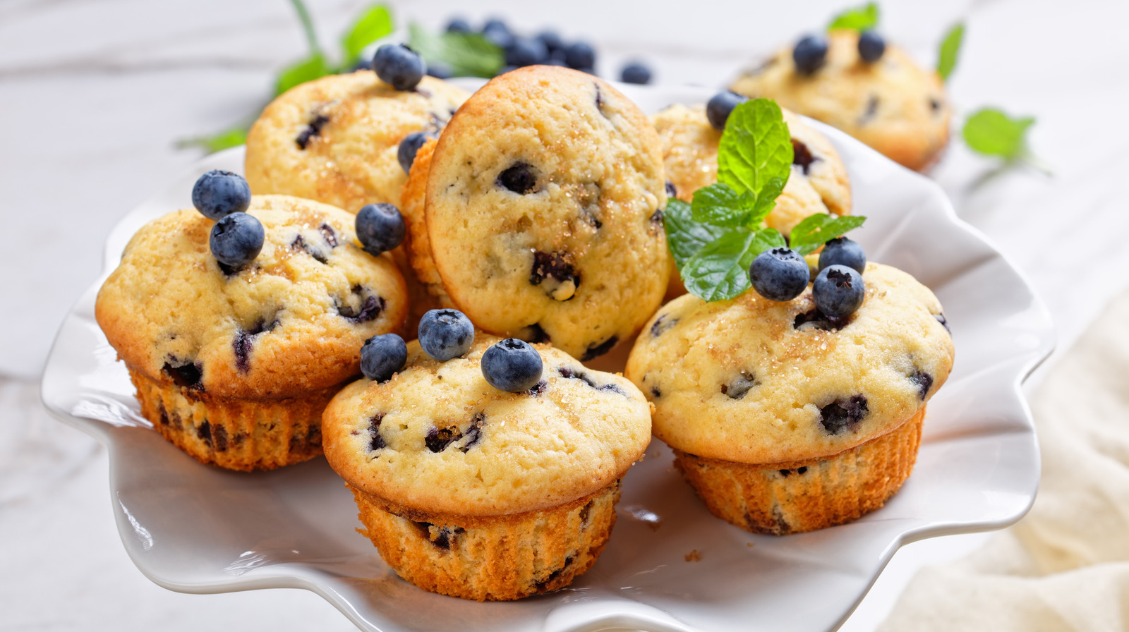 https://www.thedailymeal.com/img/gallery/how-to-easily-free-muffins-from-their-tin-without-liners/l-intro-1682518501.jpg