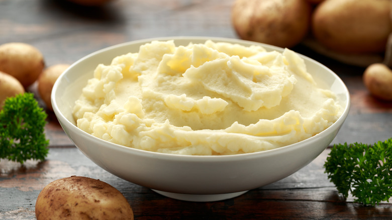 bowl of mashed potatoes