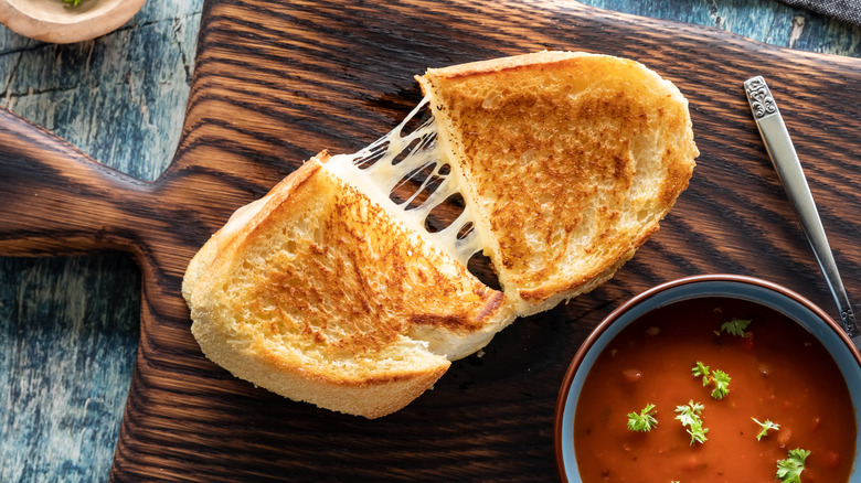 grilled cheese cheese pull