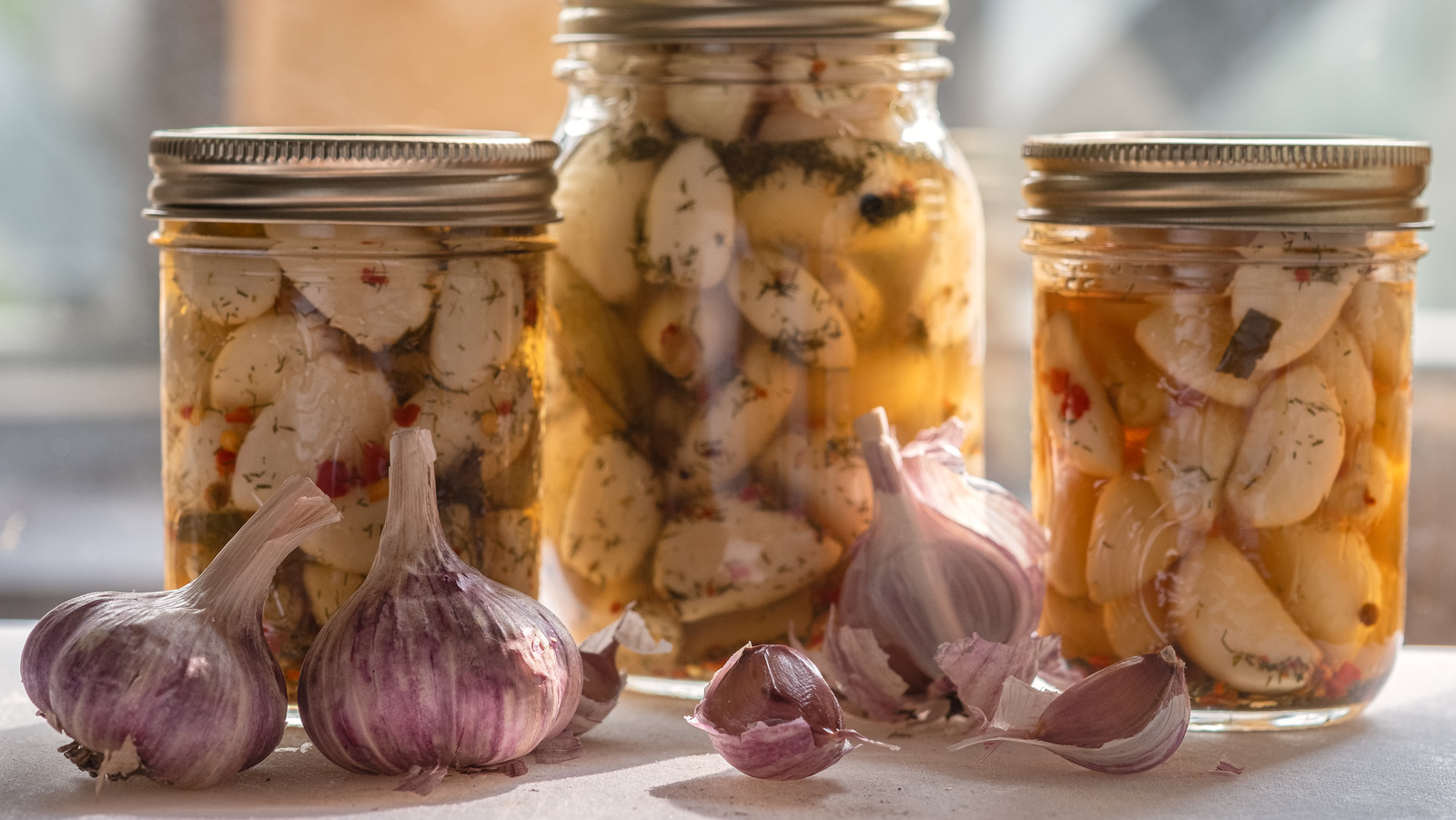 Маринованный чеснок головками в банках рецепт. Три головки чеснока. Хранение чеснока в стеклянных банках. Pickled garlic.