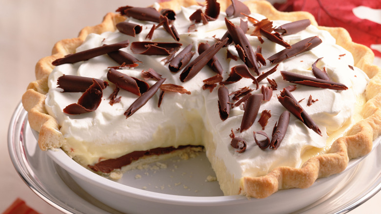 Cream pie with chocolate shavings