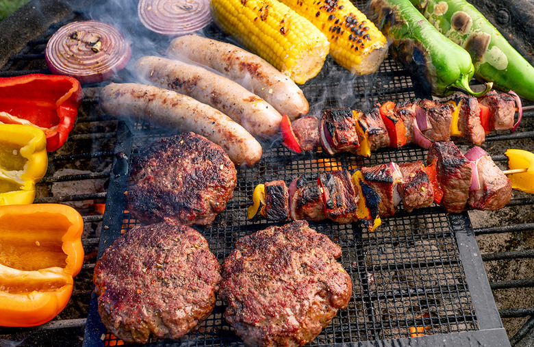 Grilling meat and vegetables together