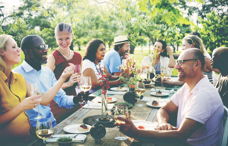 How to Host the Ultimate Al Fresco Dinner Party
