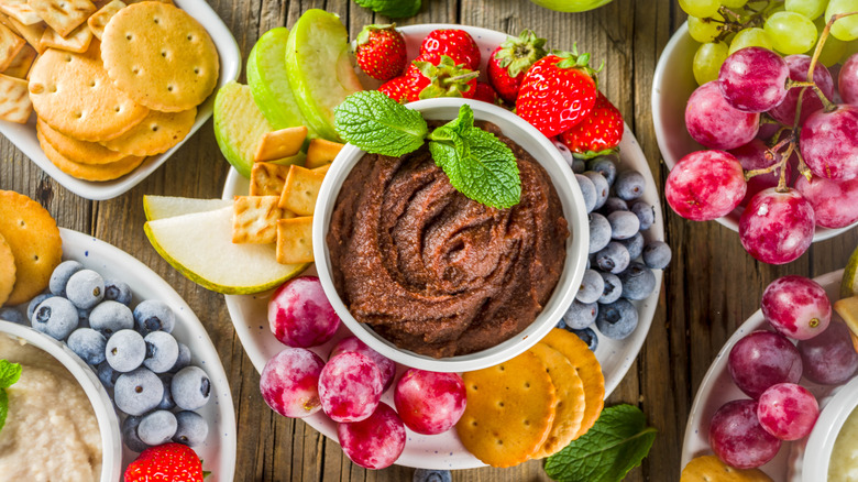 Sweet dip with fruits and crackers