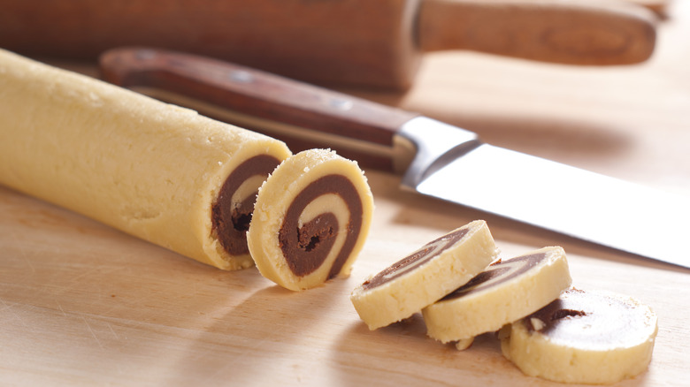 slicing log of cookie dough