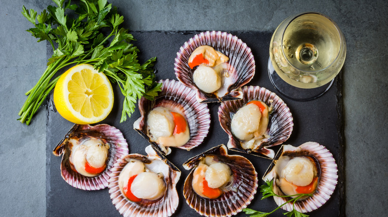 raw scallops with wine