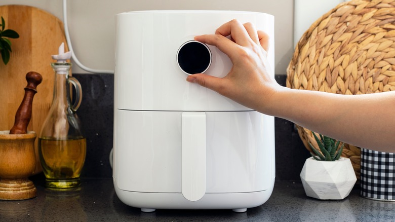 Setting an air fryer