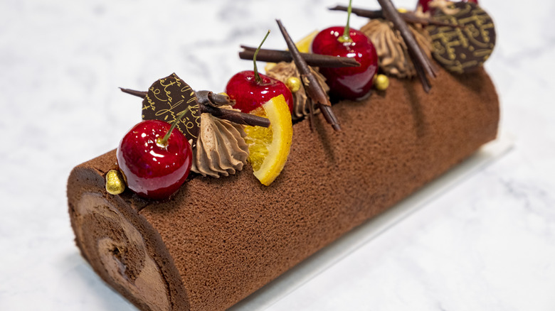 A Yule log cake with decorations is displayed.