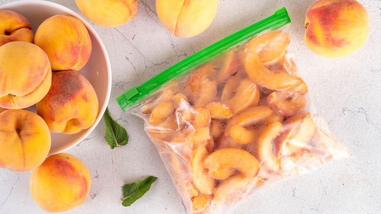 fresh and sliced peaches in freezer bag