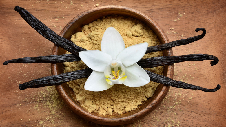 vanilla powder with beans