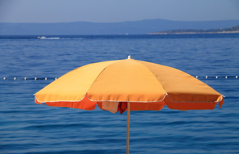 Set-Up: Umbrellas for People and Food