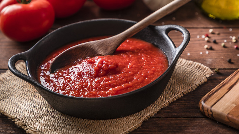 Tomato sauce in iron pan