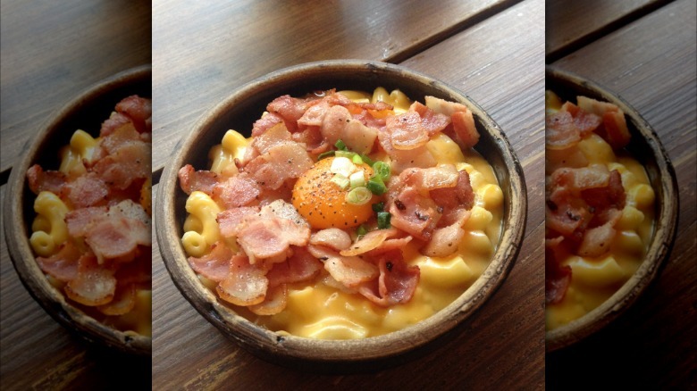 Mac and cheese with eggs and bacon