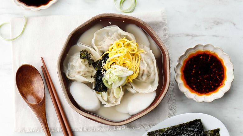 Rice cake soup with dumplings 