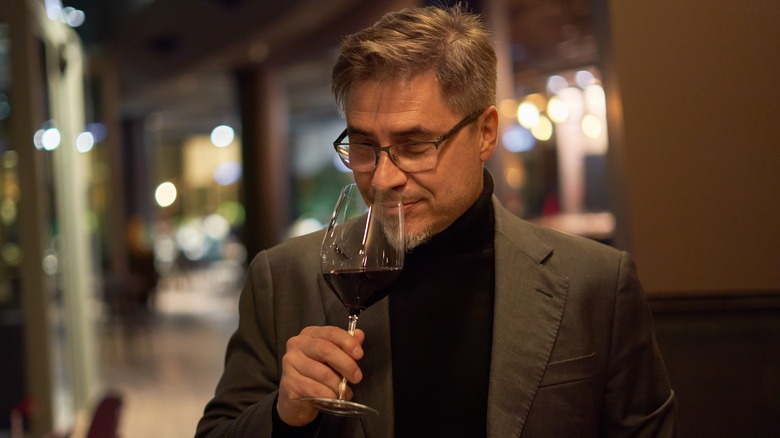 A man holding his wine glass correctly. 