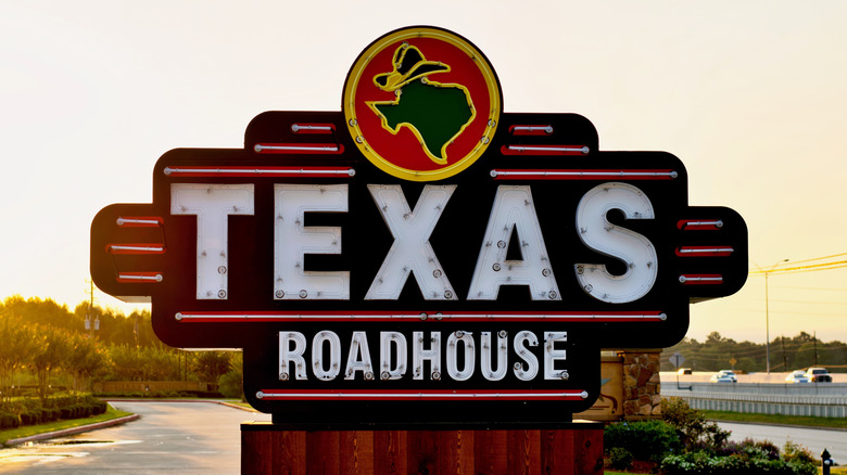 Texas Roadhouse outdoor signage