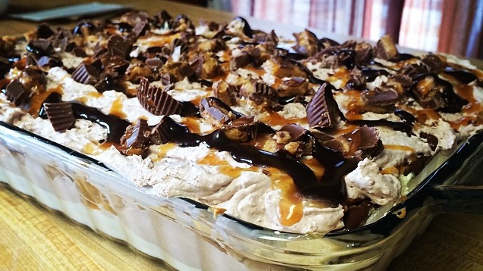 https://www.thedailymeal.com/img/gallery/ice-cream-cake-walked-so-that-ice-cream-lasagna-could-run/l-intro-1696371830.jpg