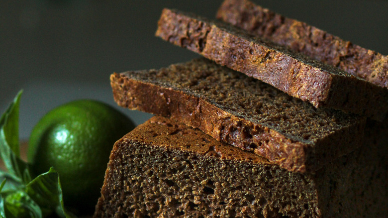 slices of Icelandic rye bread rúgbrauð 