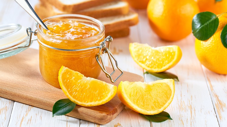 orange marmalade with orange slices